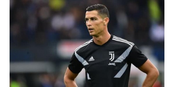 Ronaldo envia uma camiseta exclusiva para fãs de futebol feminino